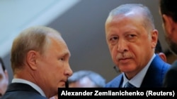 Russiýanyň prezidenti Wladimir Putin we onuň türk kärdeşi Rejep Taýýip Erdogan Soçide duşuşýar. 17-nji sentýabr, 2018 ý. Arhiw suraty.
