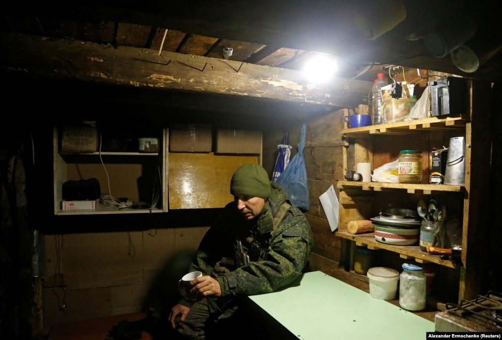 Një militant i të vetëquajturës Republikë Popullore e Luhanskut, duke pushuar, në pozicionet e luftimit, në vijën e ndarjes nga forcat e armatosura ukrainase, në periferi të Kirovskut, në rajonin e Luhanskut, në Ukrainë. (1 dhjetor)