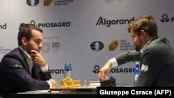 Russian grandmaster Ian Nepomniachtchi (left) plays Norway's Magnus Carlsen during the FIDE World Chess Championship in Dubai in December 2021.