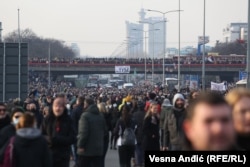 Manifestanți în timpul protestelor de la Belgrad, din decembrie 2021, împotriva planurilor Rio Tinto de a deschide o mină de litiu în Serbia.