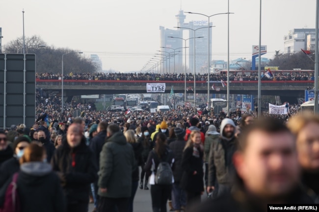 Aktivistë mjedisorë dhe qytetarë bllokojnë një autostradë në Beograd në dhjetor të 2021-it për shkak të planeve tashmë të braktisura për minierat e litiumit në Serbi nga kompania anglo-austriake Rio Tinto.