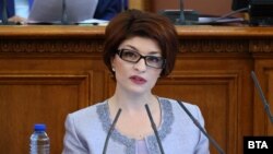 претседателка на пратеничката група на ГЕРБ-УДФ Десислава Атанасова