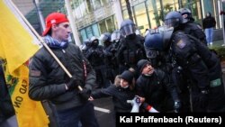 Policija i demonstranti na protestu u Frankfurtu, 4. decembar 2021.