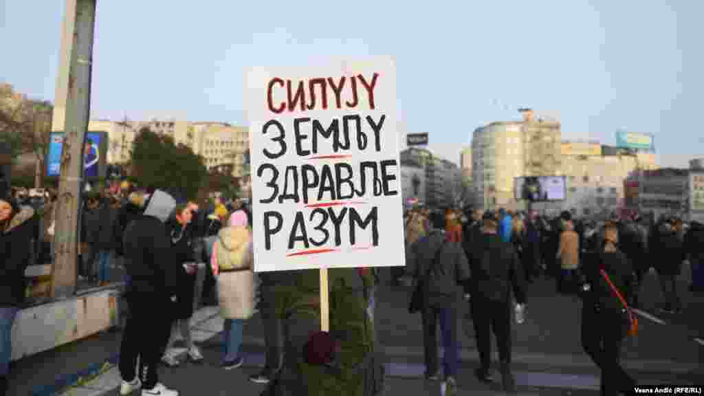 На протестите во Белград беше најмасовно. Демонстрантите носеа и транспаренти и против рудникот за литиум, но и против актуелната власт