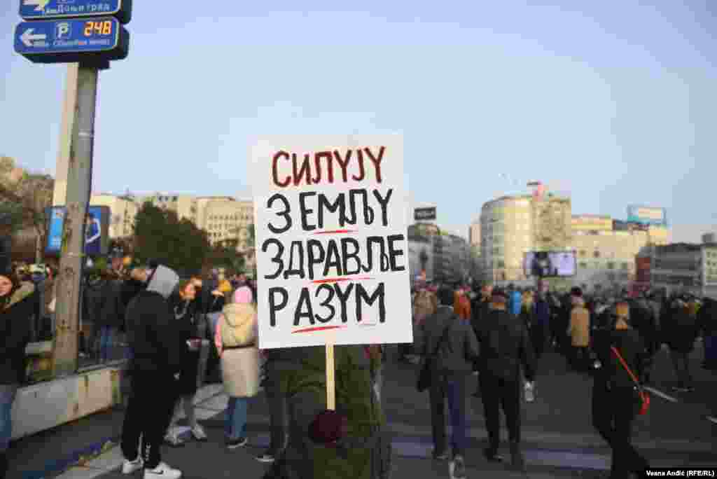 Protesta në Beograd më 4 dhjetor 2021. Protestuesit thonë se&nbsp;dryshimet e fundit ligjore në Ligjin për Shpronësim dhe Ligjin për Referendum do të hapin rrugën për kompanitë e huaja për të anashkaluar pakënaqësitë e qytetarëve për projektet, që sipas tyre do të jenë në dëm të mjedisit.&nbsp;