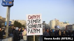 Протестиращите в Сърбия искат оттегляне на Закона за отчуждаването на частната собственост. 