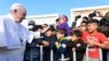 Papa Francisc întâlnindu-se cu migranții din Lesbos, Grecia 