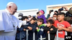 Papa Françesku takon migrantët në ishullin grek, Lesbos. 5 dhjetor 2021. 
