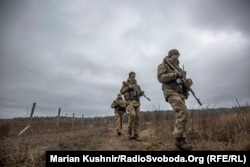 Efective militare rusești impresionante se află de câteva săptămâni la granița cu Ucraina.