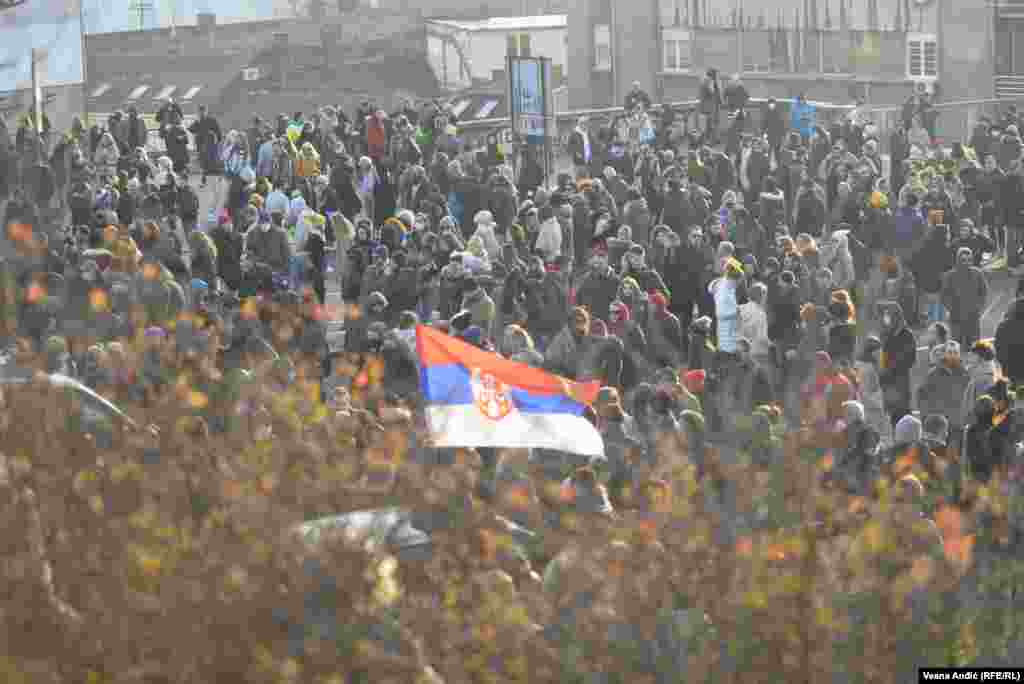 Protestuesit bllokojnë një urë në Beograd më 4 dhjetor 2021.&nbsp;