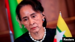 Aung San Suu Kyi, koja je prethodno provela ukupno 15 godina u pritvoru u kampanji protiv vojske, hunta bi mogla držati do kraja života ako bude proglašena krivom po svim optužbama.