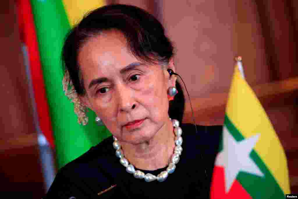 МЈАНМАР - Судот во Мјанмар денеска ја осуди соборената лидерка Аунг Сан Су Ќи на уште четири години затвор поради илегален увоз и поседување на воки-токи и прекршување на ограничувањата воведени поради пандемијата на коронавирус, соопшти правен претставник. Су Ќи во декември беше осудена на четири години затвор за поттикнување немири и кршење на епидемиолошките мерки наметнати поради пандемијата на коронавирусот, која шефот на воената влада ја намали на две години.
