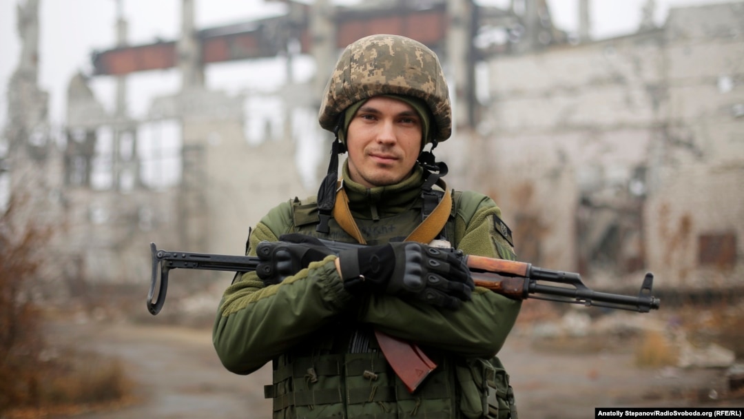 Serviciile de informații americane susțin că Moscova a pregătit operațiuni ale forțelor din estul Ucrainei, pentru a-și crea argumentele unui eventual atac. Portretul unui soldat din regiunea Donbas, 2019. 