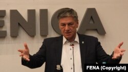 Fuad Kasumović bio je visoki dužnosnik Stranke demokratske akcije koji je istupio iz te stranke i kao nezavisni kandidat dva puta pobijedio na izborima za gradonačelnika. 