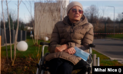 Amalia Vlahopol se plânge că îi e foarte greu să ajungă la clinică pentru tratamentul care o ține în viață.