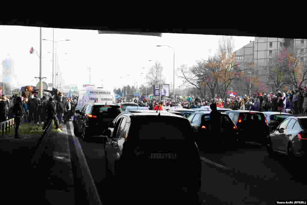 Blokirani automobili na autoputu kod Sava Centra u Beogradu
