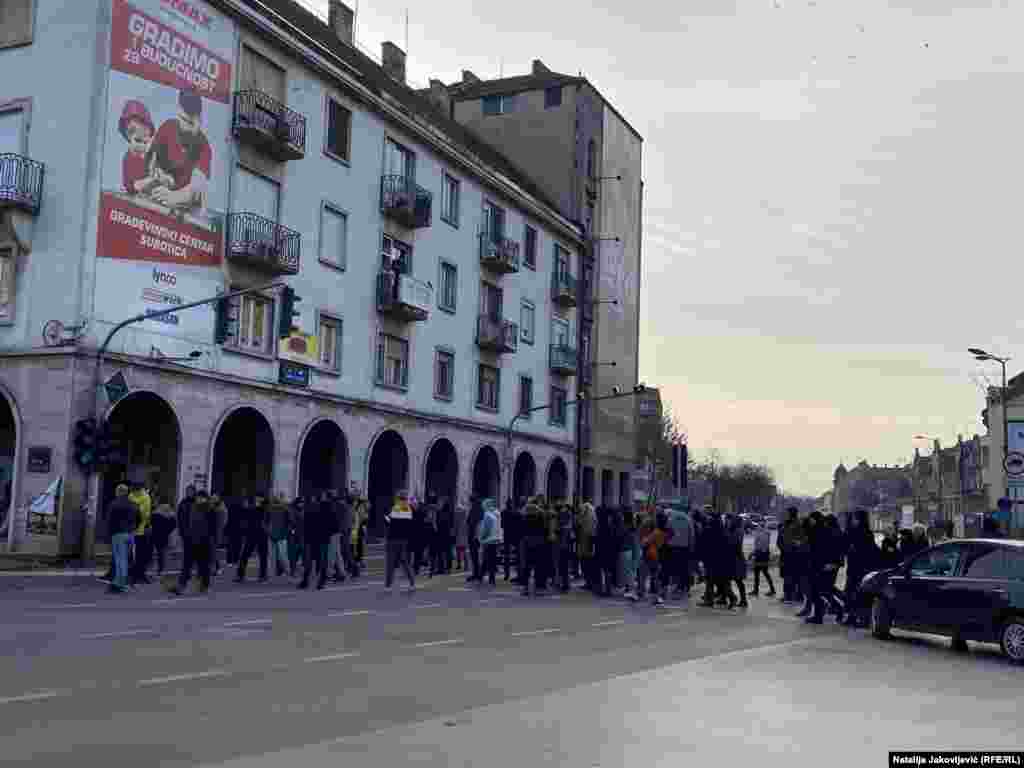Protestuesit bllokojnë një rrugë në Suboticë të Serbisë më 4 dhjetor 2021.&nbsp;