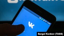 Логотип VK (иллюстративное фото)