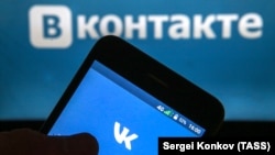 Приложение в мобильном телефоне социальной сети «ВКонтакте», архивное фото