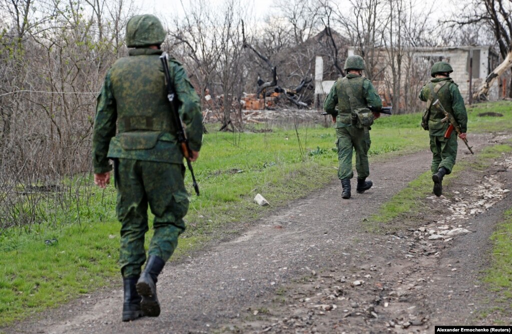 Militantët e të vetëquajturës Republikë Popullore e Luhanskut, duke ecur në pozicionet e luftimit, në vijën e ndarjes nga forcat e armatosura ukrainase, në rajonin e Luhanskut, në Ukrainë. (21 prill)