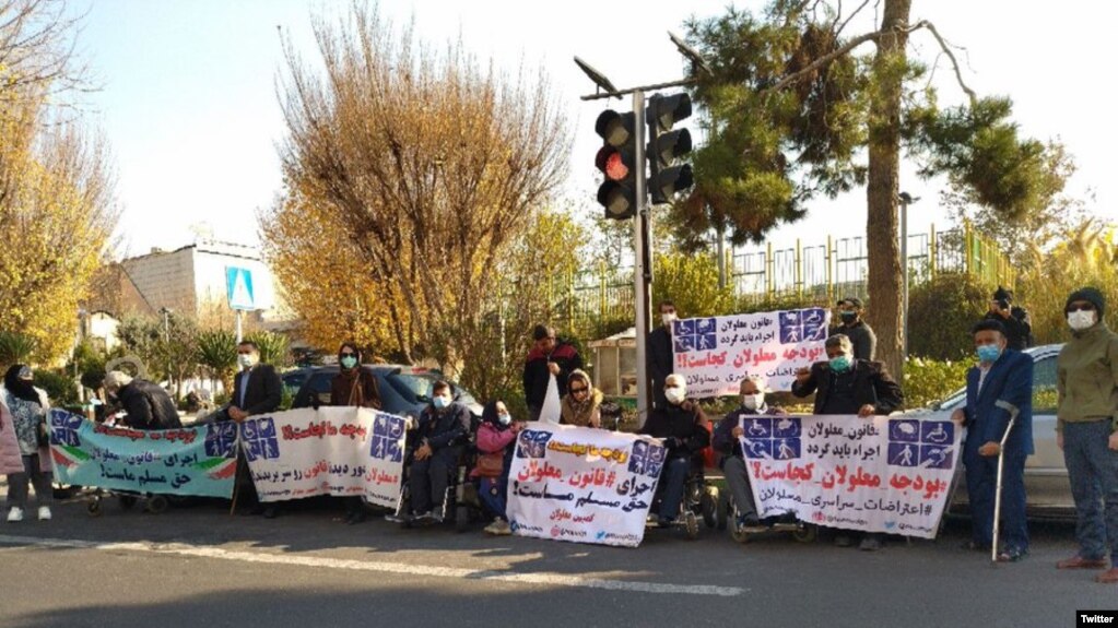 عکسی که از تجمع اعتراضی افراد دارای معلولیت در تهران در شبکه‌های اجتماعی منتشر شده است