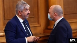 Лъчезар Иванов (вляво) разговаря с колега в парламента