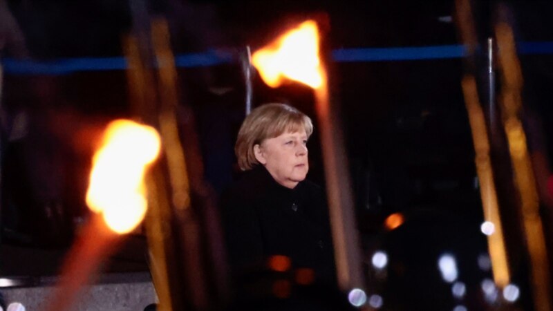 Lamtumirë, kancelare! Merkel largohet me nderime ushtarake