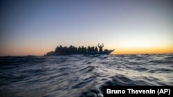 Migranti i izbjeglice čekaju pomoć na prepunom čamcu u Sredozemnom moru 122 milje od obale Libije, IE Top Photos 2021 