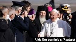 Papa Fraçesku pas arritjes në aeroportin e Athinës. 4 dhjetor 2021. 