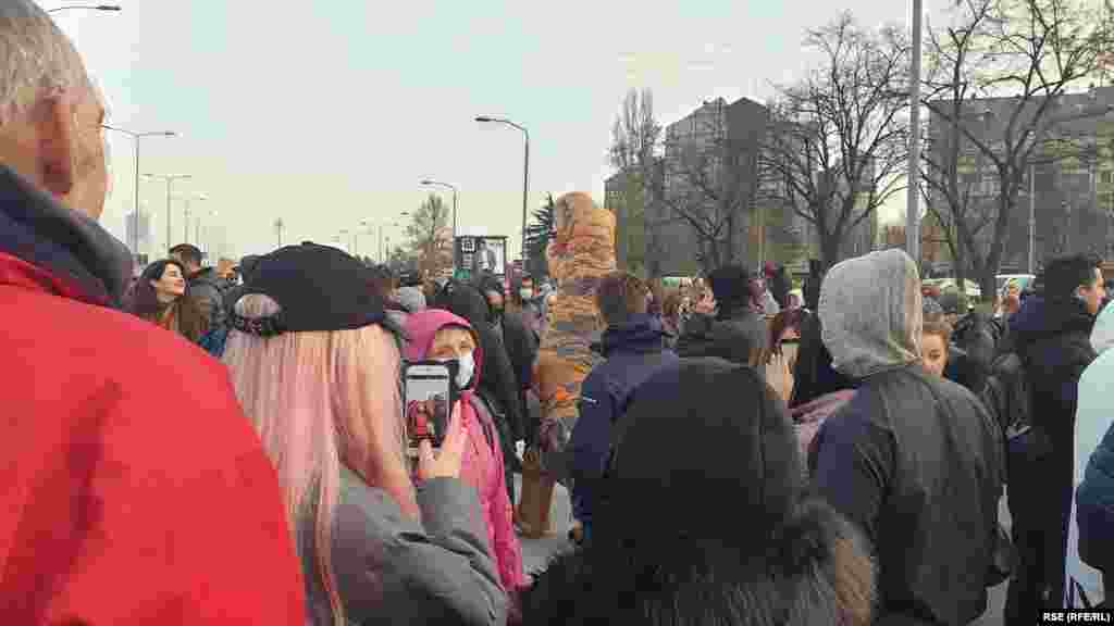 Demonstrant u kostimu dinosaurusa na protestu u Beogradu, 4. decembar 2021.