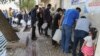 عکس مربوط به قطع آب در یزد و صف ایستادن شهروندان برای تامین آب شُرب از منابع خیابانی در تیرماه ۱۴۰۰