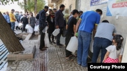 عکس مربوط به قطع آب در یزد و صف ایستادن شهروندان برای تامین آب شُرب از منابع خیابانی در تیرماه ۱۴۰۰