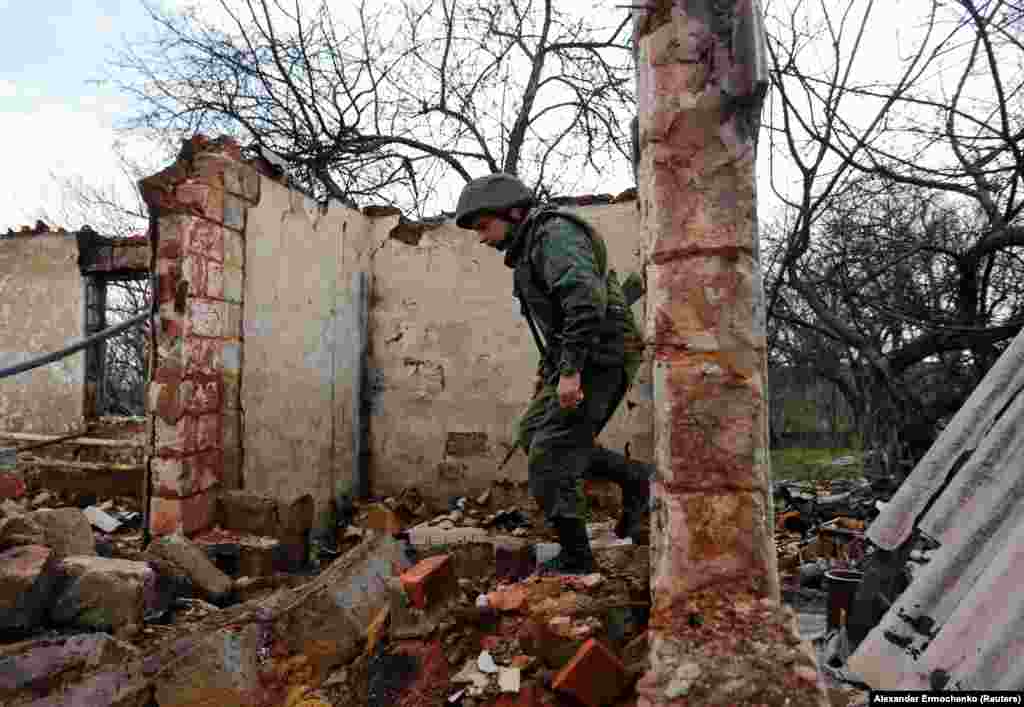 Një militant i të vetëquajturës Republikë Popullore e Luhanskut, duke ecur në pozicionet e luftimit, në vijën e ndarjes nga forcat e armatosura ukrainase, në rajonin e Luhanskut, në Ukrainë. (21 prill)