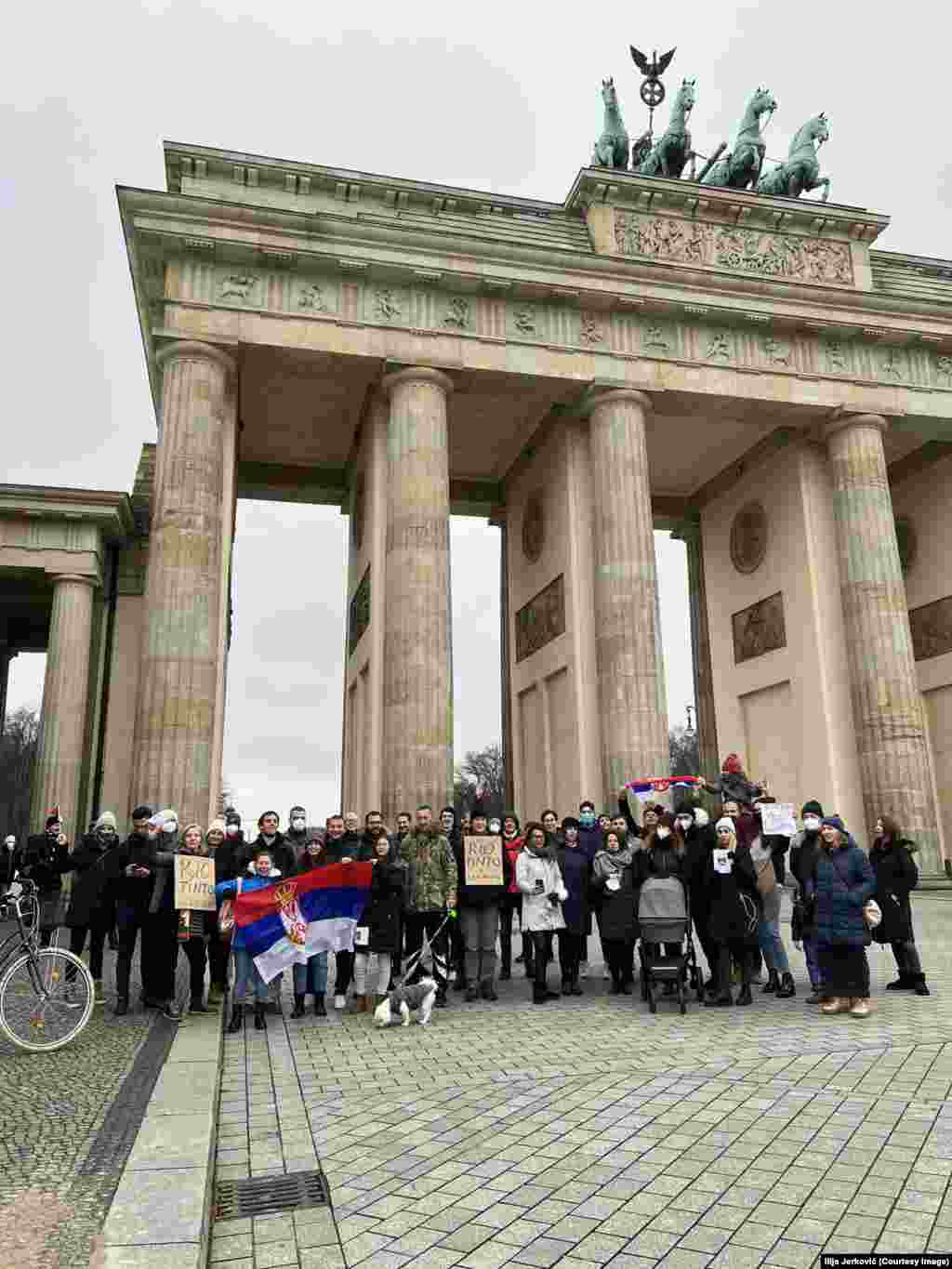 Grupa građana okupila se i kod Branderburške kapije u Berlinu u znak podrške demonstrantima u Srbiji