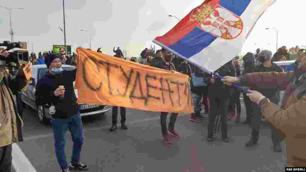 Studentët arrijnë në një autostradë në Beograd, që protestuesit e bllokuan. Serbi, 4 dhjetor 2021.&nbsp;