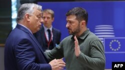 Viktor Orban Brüsseldə Avropa İttifaqı Şurasının sammitdə Volodimir Zelenski ilə danışır.