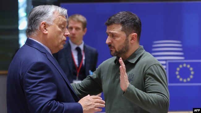 Viktor Orban Brüsseldə Avropa İttifaqı Şurasının sammitdə Volodimir Zelenski ilə danışır.