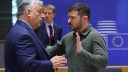 Macarıstan baş naziri Viktor Orban və Ukrayna prezidenti Volodimir Zelenski Brüsseldə Avropa İttifaqı Şurasının qərargahında keçirilən sammitdə.