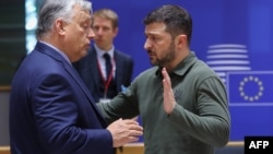 Macarıstan baş naziri Viktor Orban və Ukrayna prezidenti Volodimir Zelenski Brüsseldə Avropa İttifaqı Şurasının qərargahında keçirilən sammitdə.