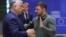 Macarıstan baş naziri Viktor Orban və Ukrayna prezidenti Volodimir Zelenski Brüsseldə Avropa İttifaqı Şurasının qərargahında keçirilən sammitdə.