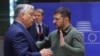 Mađarski premijer Viktor Orban razgovara s ukrajinskim predsednikom Volodimirom Zelenskim tokom samita Evropskog saveta u Briselu 27. juna.