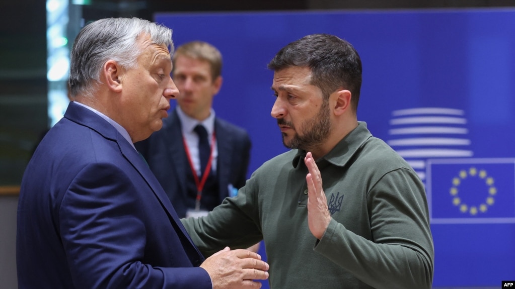Mađarski premijer Viktor Orban razgovara s ukrajinskim predsednikom Volodimirom Zelenskim tokom samita Evropskog saveta u Briselu 27. juna.
