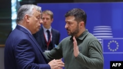Виктор Орбан и Владимир Зеленский в кулуарах саммита ЕС в Брюсселе, 27 июня 2024 года