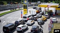 Ljudi čekaju u redu da sipaju gorivo na benzinskoj pumpi u Moskvi 30. juna. Ukrajinska kampanja napadima dronova na naftne rafinerije širom Rusije, od prestonice do udaljenih regiona poput Irkutska i Habarovska.