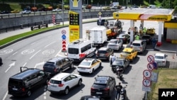 People wait in line to refuel their cars at a gas station in Moscow on June 30. Ukraine's drone campaign targeting Russian oil refineries is rippling across the country, from the capital to regions as far away as Irkutsk and Khabarovsk. 