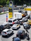 Люди выстраиваются в очередь, чтобы заправить свои автомобили на автозаправочной станции «Роснефть» в Москве 30 июня 2026 года
