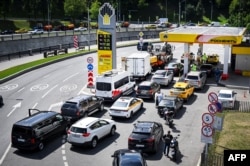 Черга на заправці «Роснефти» у Москві, Росія, 30 червня 2026 року