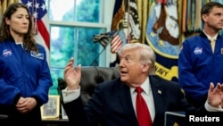 Američki predsjednik Donald Trump sa astronautima misije Artemis II u Bijeloj kući 29. aprila.