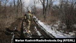 Украинский военнослужащий близ линии фрона в Авдеевке в Донецкой области.