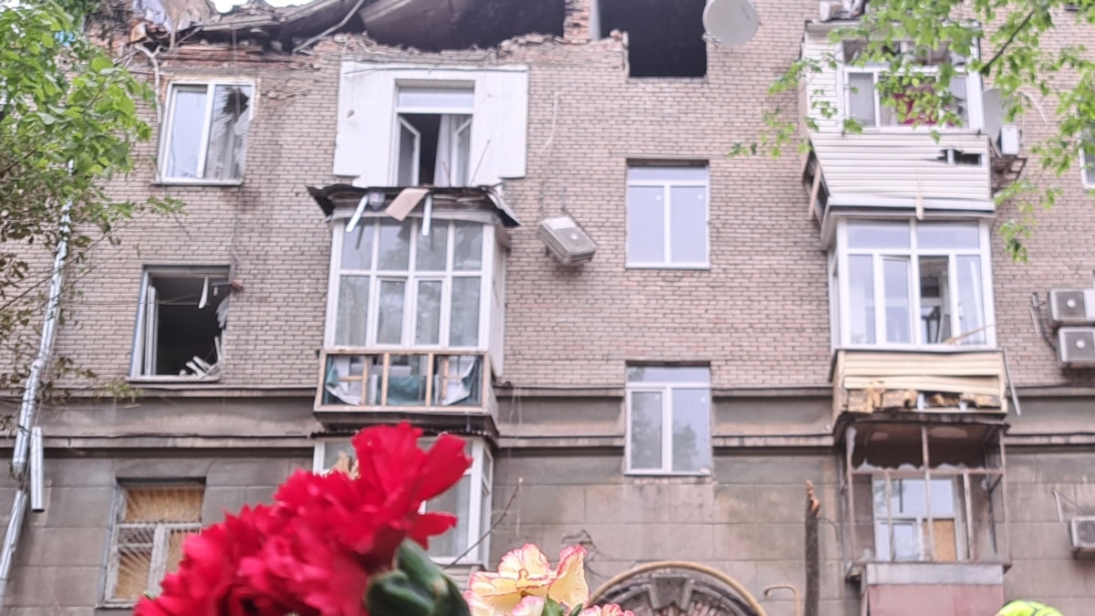 На місце ракетного удару по Дніпру люди несуть квіти, в будинку немає світла і газу (фото)